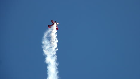 Biplano-En-Cámara-Lenta-Cayendo-Durante-Acrobacias-Aéreas-De-Un-Extremo-A-Otro