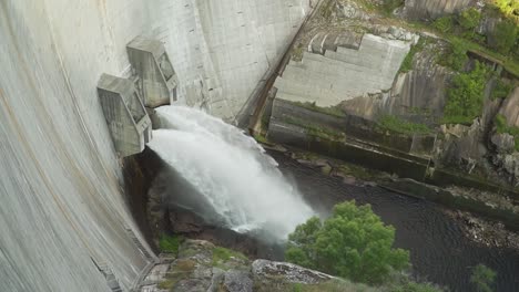 el agua se vierte a través de las compuertas de la represa en el norte de portugal