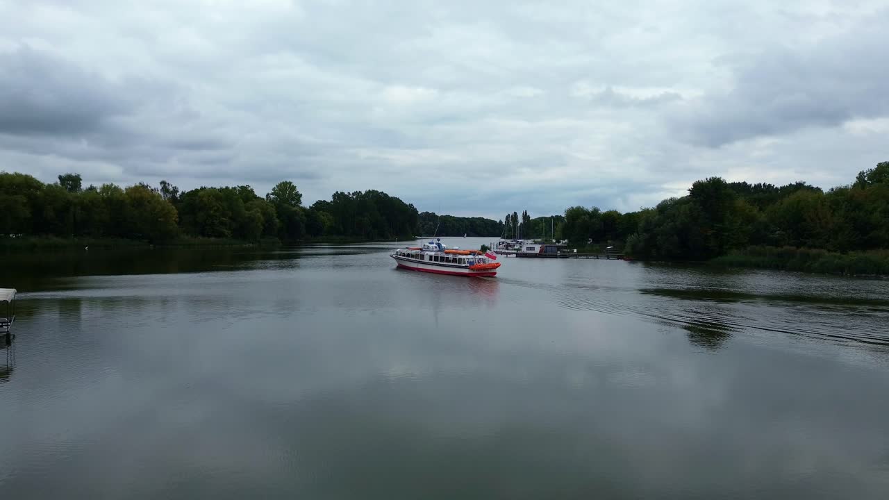 폴란드 의 구름 이 많은 날 에 호수 에서 항해 하는 배 를 공중 에서 볼 수 있다