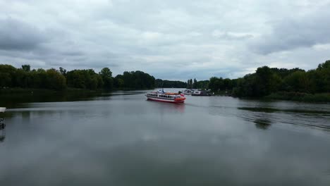 Vista-Aérea-Del-Barco-Navegando-En-El-Lago-En-Un-Día-Nublado-En-Polonia