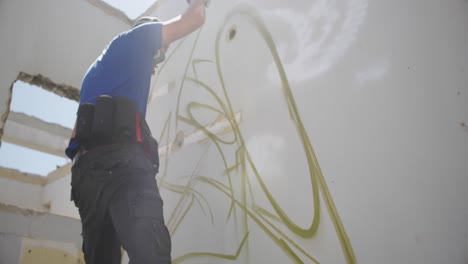 artista de graffiti pintando con spray de aerosol 4k