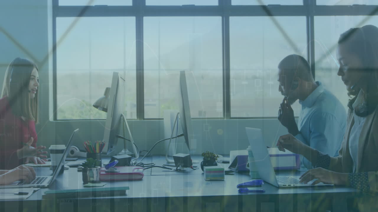 사무실에서 다양한 사업가들에 대한 금융 데이터 처리의 활성화