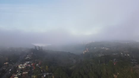 dron aéreo sobre katoomba pasando por las nubes