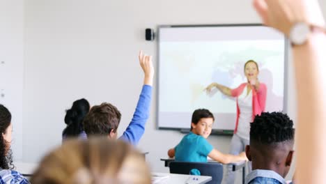 estudiantes levantando las manos en el aula
