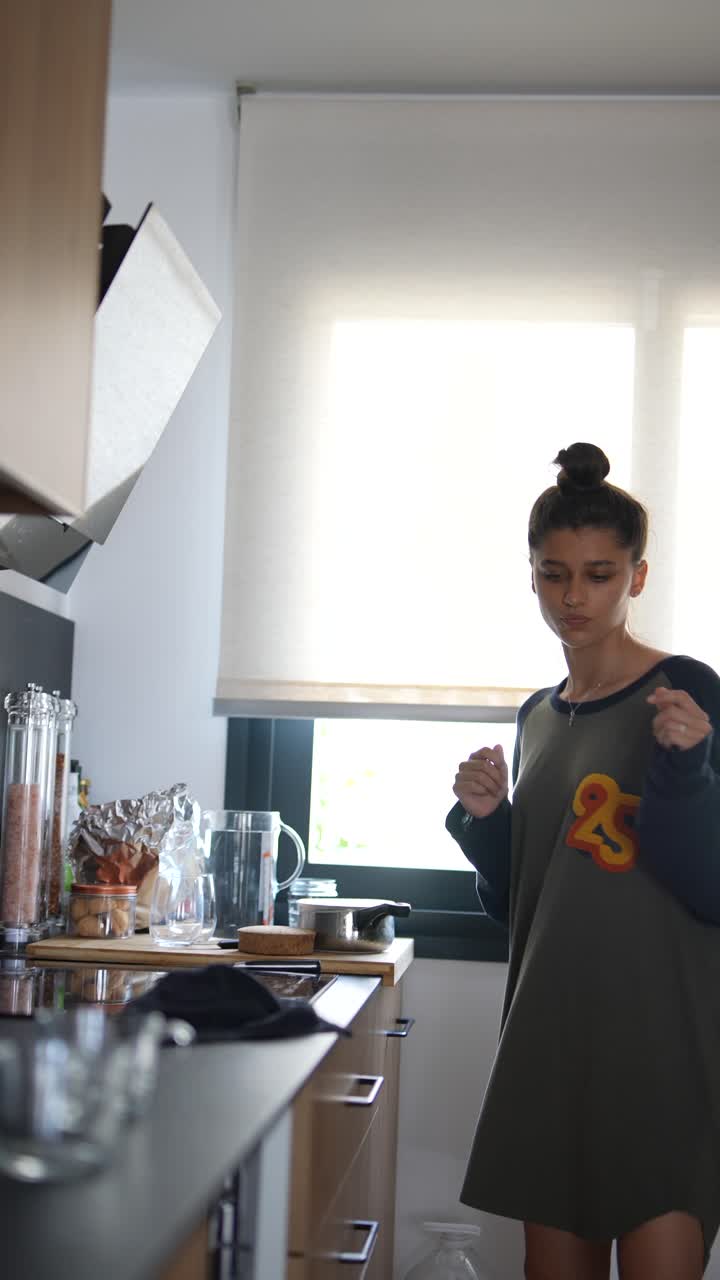 Donna che cucina in cucina