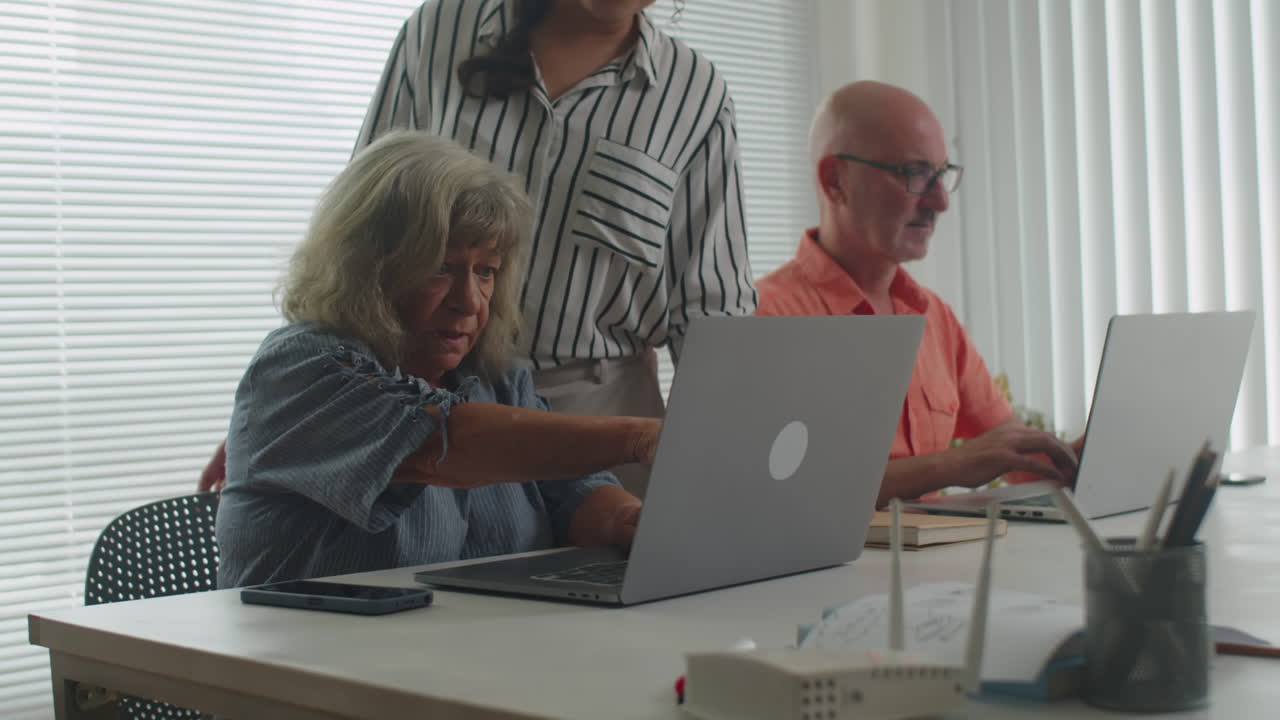 Mature People Learning to Use Computers with Help of Teacher