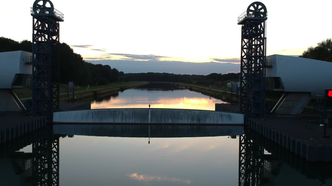 댐 옆 잔잔한 물에 주황색 반사