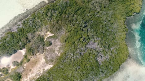 Asombrosa-Toma-Aérea-Desde-Arriba-Hacia-Abajo-Que-Muestra-Un-Archipiélago-Tropical-Y-Una-Barrera-De-Arrecifes,-Buchiyaco-Los-Roques