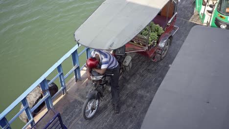 conductor de tuk tuk durmiendo en el ferry