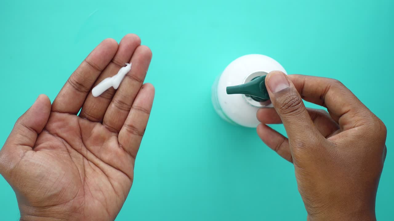 aplicación de loción en las manos