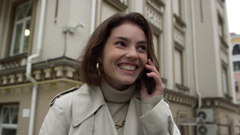 la chica con el teléfono se siente feliz.