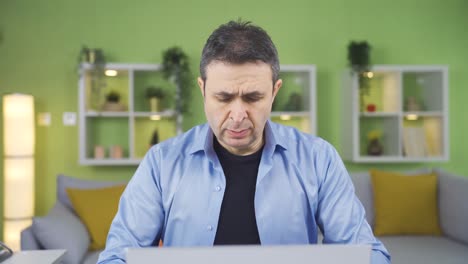 trabajador de oficina en casa. no está satisfecho con la forma en que va su trabajo.