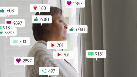 animación de números cambiantes, iconos en barras de notificación, mujer biracial pensativa senior
