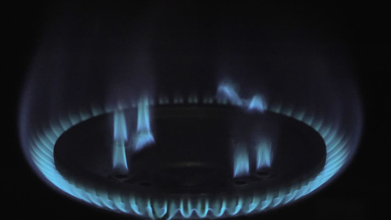 가스 스토브의 불꽃을 더 자세히 보십시오. 에너지 가격 상승..close-up.