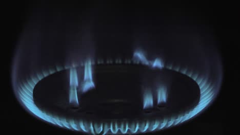 una mirada más cercana de la llama de la estufa de gas el aumento de los precios de la energía.