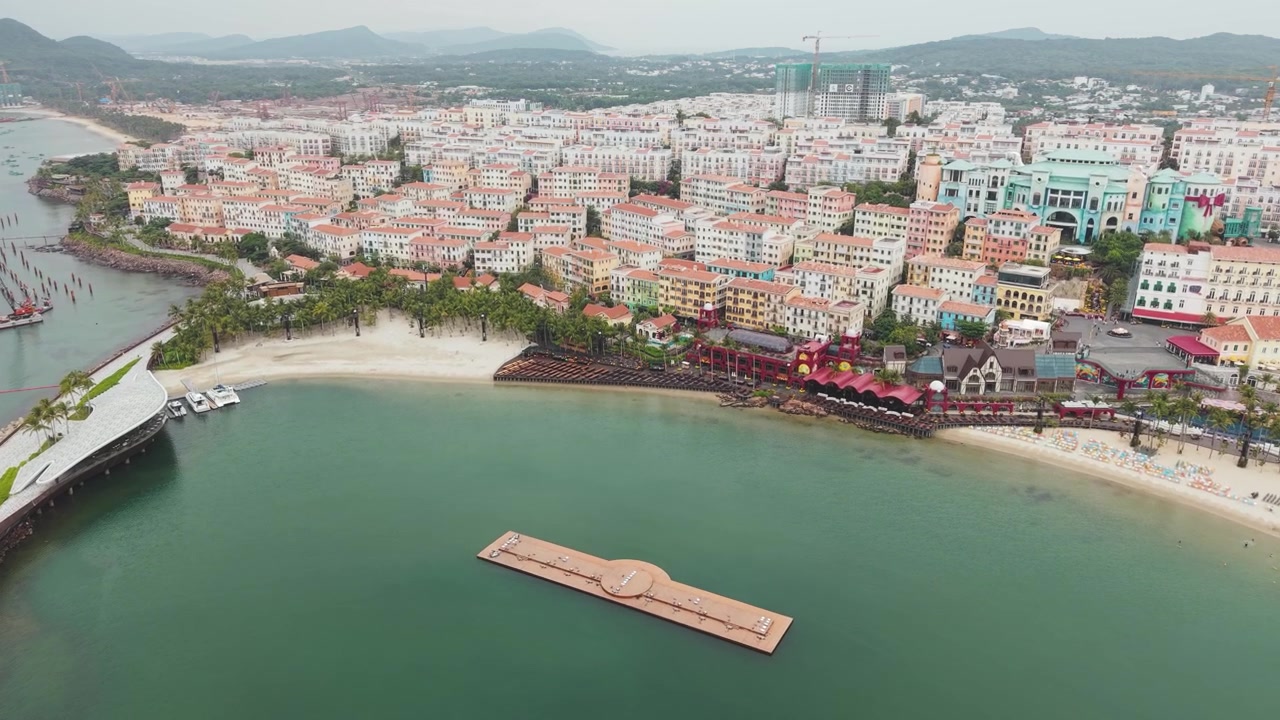 Veduta aerea di Sunset Town, Kiss Bridge, spiaggia ed edifici, Isola di Phu Quoc, Vietnam. Ripresa con drone.