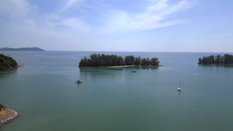 Caluroso-Día-De-Verano-Playa-Y-Barcos-De-La-Isla-Seratosa