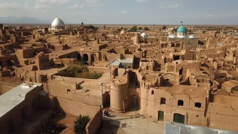 maravilloso diseño de arquitectura antigua en la histórica ciudad de aqda en yazd en irán ciudad en el castillo casas de adobe estructura de ladrillo de barro construcción viaje a la historia y ruinas congeladas de la civilización de irán