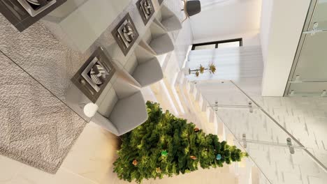 Toma-Vertical-De-Una-Mesa-De-Comedor-Y-Un-árbol-De-Navidad:-Diseño-Interior-Animado-Vertical.