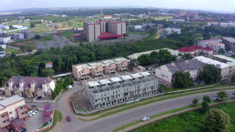 Aufnahme-Der-Stadt-Abuja-Mit-Guter-Straße-Und-Schöner-Aussicht