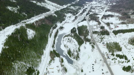 paisaje nevado junto a las montañas en haugastol noruega en un hermoso día de invierno: toma aérea