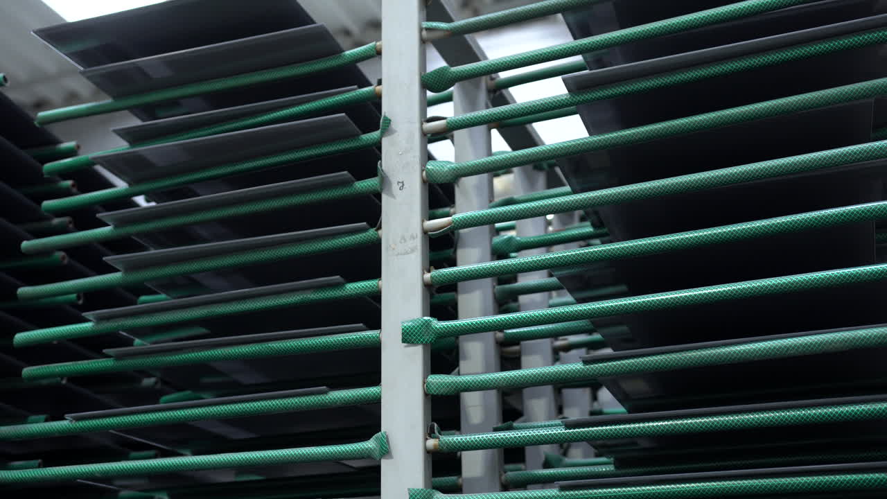 серые окрашенные стеклянные панели на зеленых полках