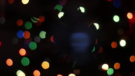 la pelota de navidad gira en el fondo de bokeh