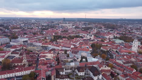 Vista-Panorámica-Aérea-En-Círculos-Del-Casco-Antiguo-De-Vilnius-En-Una-Tarde-Nublada,-Lituania