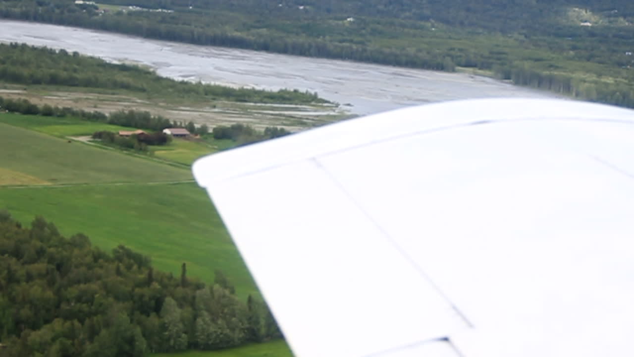 Vliegtuigen vliegen langs een rivier in Alaska.
