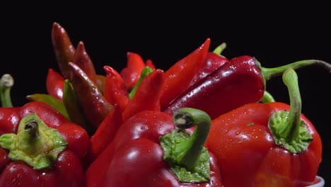 comida vegetariana saludable, composición de verduras, rotación de una canasta con pimientos sobre un fondo negro