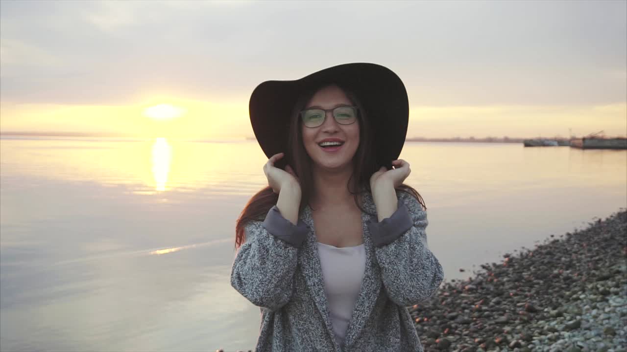 mujer disfrutando de una puesta de sol en la playa