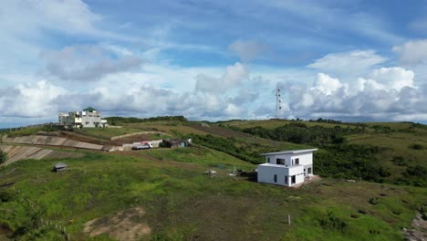 Casa-Moderna-Y-Nueva-Construcción-Se-Encuentra-Cerca-De-Granjas-Agrícolas-Rurales