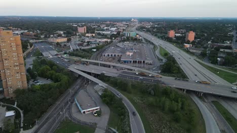 Vista-Aérea-De-Vías-Altas-En-El-Centro-De-Minneapolis-Durante-La-Hora-Pico