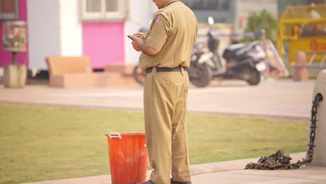 Indischer-Polizist-Benutzt-Mobiltelefon