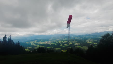 un calcetín de viento soplando frente a un majestuoso fondo austriaco con vistas a los alpes