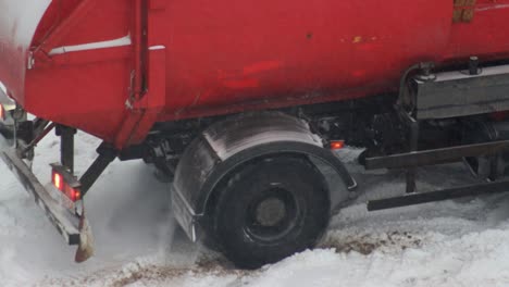 el camión de basura se detuvo en la nieve en invierno. neumáticos de invierno en el hielo y la nieve, rodaje