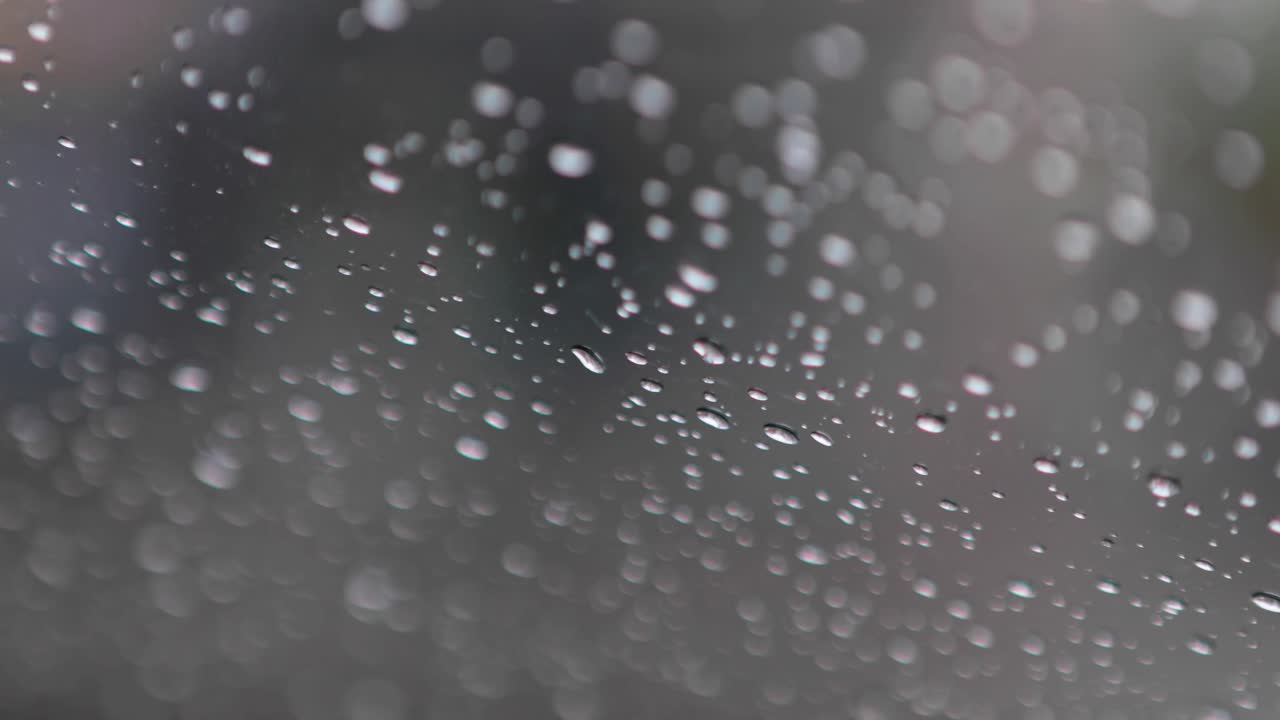 빗 속에서 거리를 운전하는 4k 흐릿한 자동차