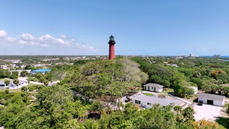 Luftaufnahme-Des-Leuchtturms-Jupiter-Inlet-In-Jupiter,-Florida