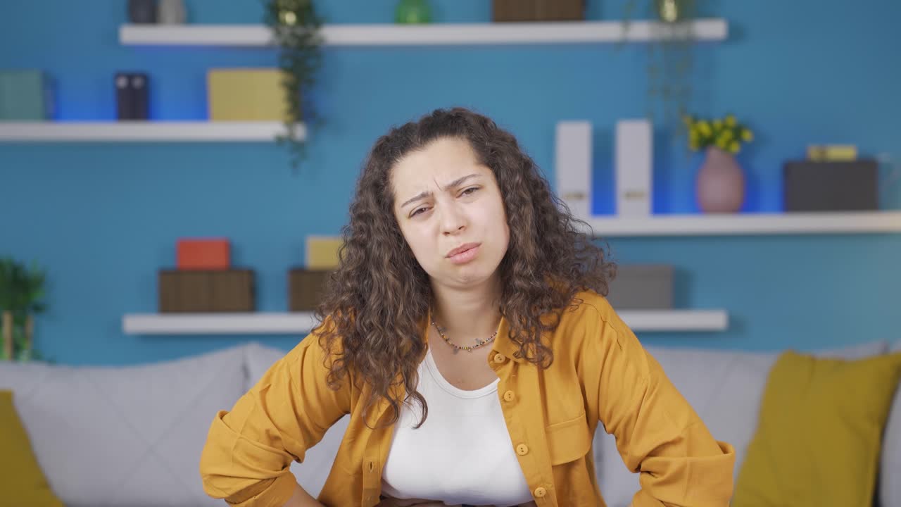 mujer joven con dolor de estómago.