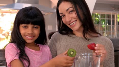 madre e hija haciendo un batido