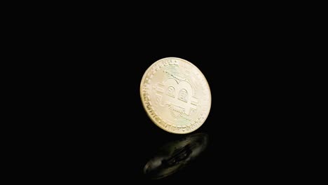 bitcoin dorado girando hasta detenerse sobre un fondo reflectante oscuro, concepto de criptomoneda