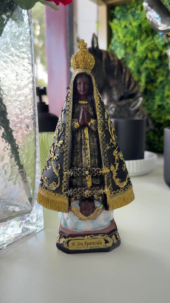 Statua di Nostra Signora di Aparecida su un tavolo