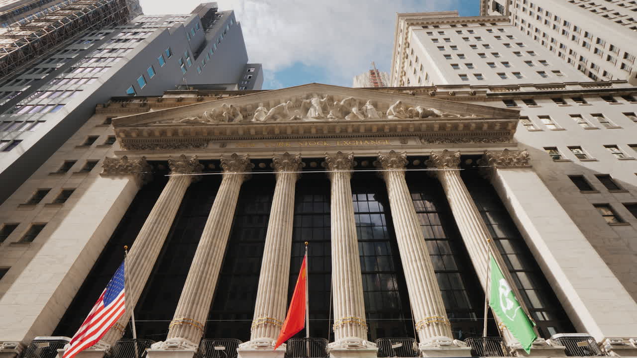 edificio de la bolsa de valores ubicado en wall street en nueva york en el edificio cuelga un cartel
