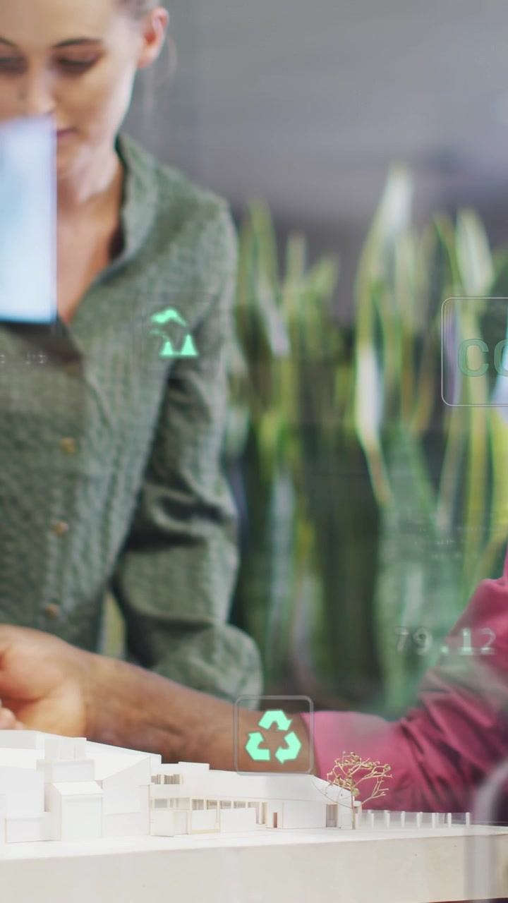 Video verticale: Anziano che tocca il tablet mentre una donna indica un modello, icone AR che si aggiornano per la pianificazione