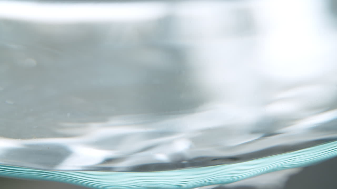 떨어지는 물의 클로즈업 샷