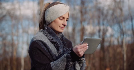 Frau-Mit-Digitalem-Tablet-Im-Freien-Auf-Einer-Reise-2