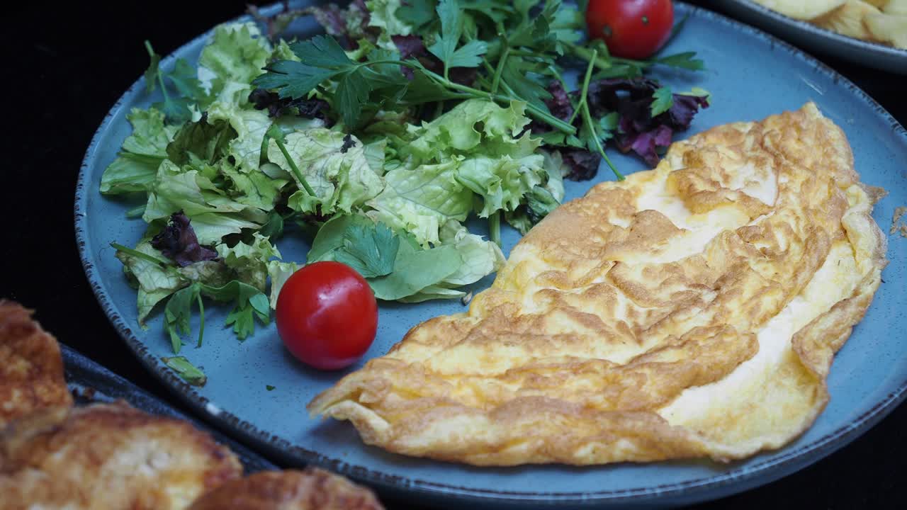 una deliciosa tortilla con ensalada para el desayuno