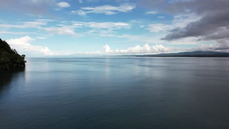 recorrido sobre el mar con vista de palmas, bosque y montañas