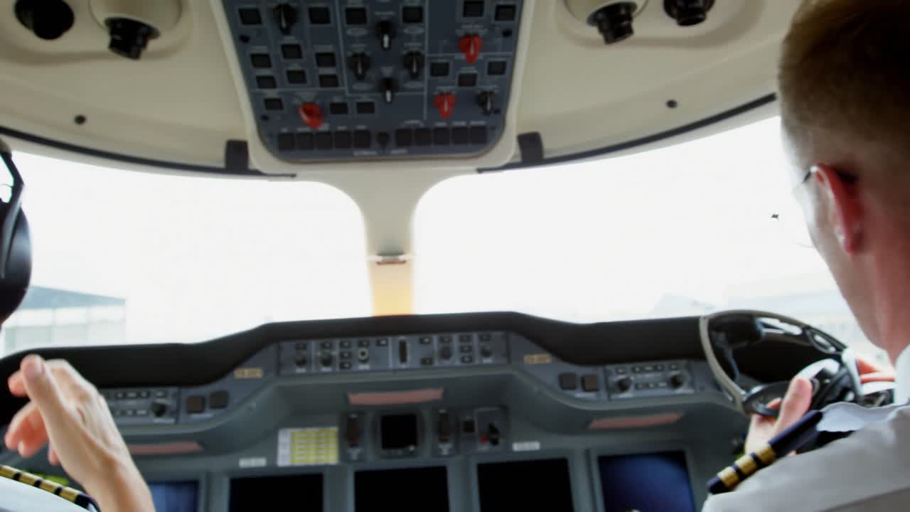 dos pilotos masculinos listos para despegar en un jet privado de 4k