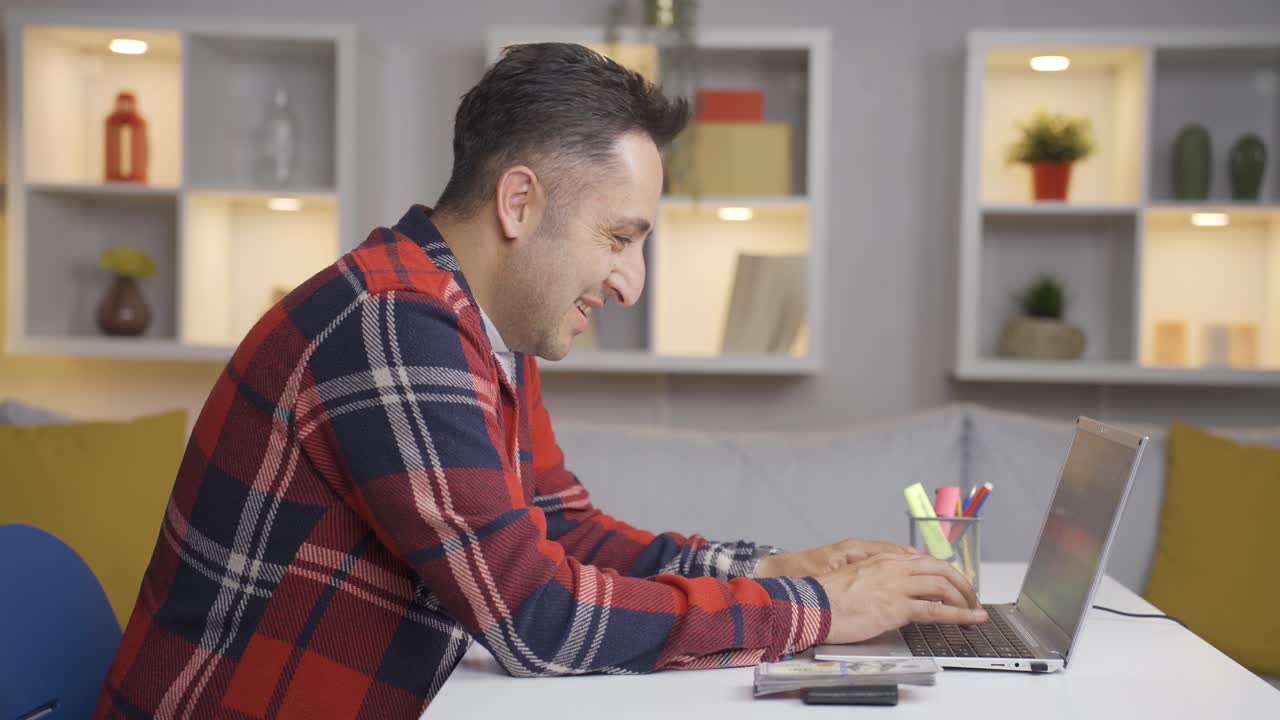 Un hombre con mucho dinero en su trabajo